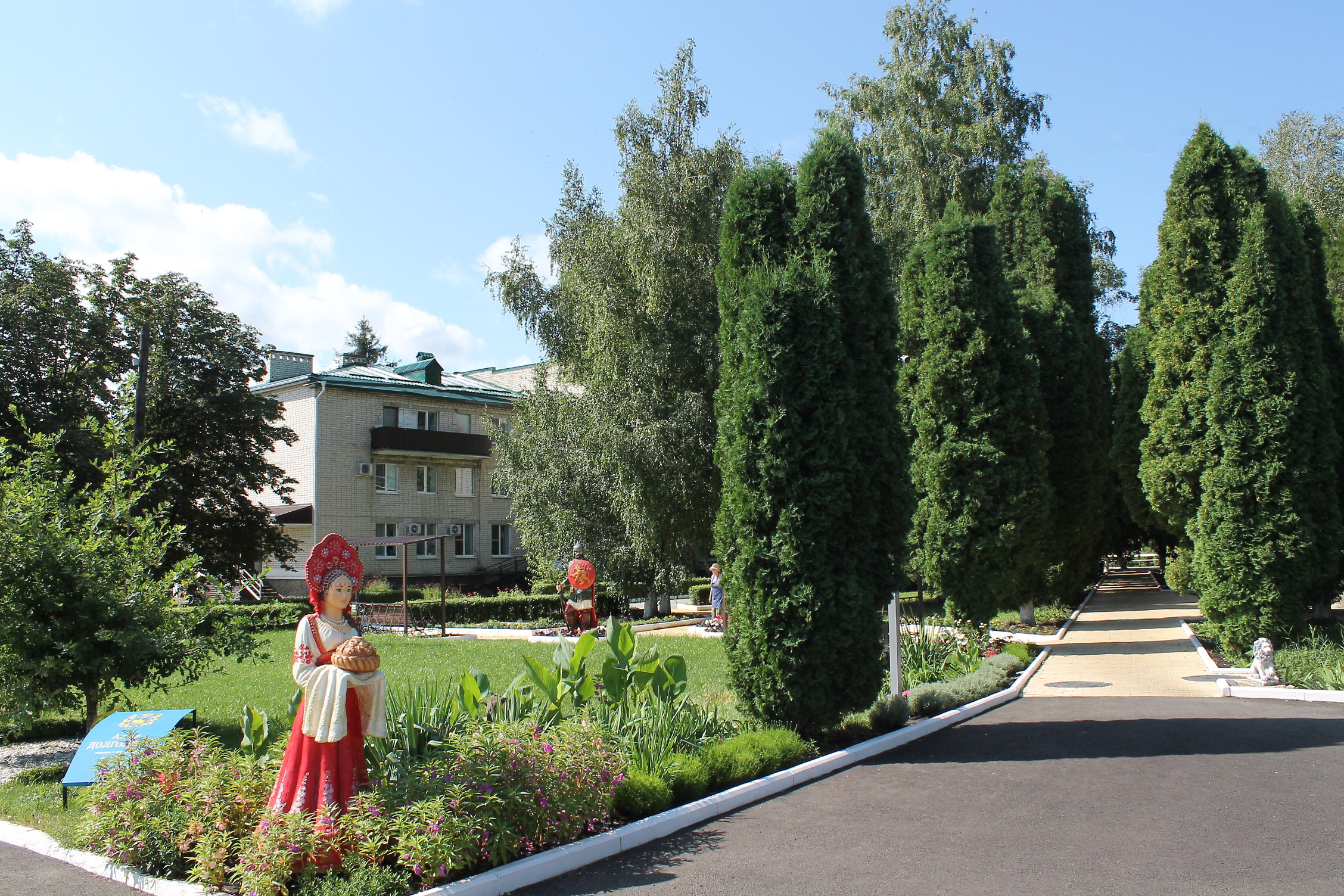 Главный вход и фасад Ставропольского краевого геронтологического центра